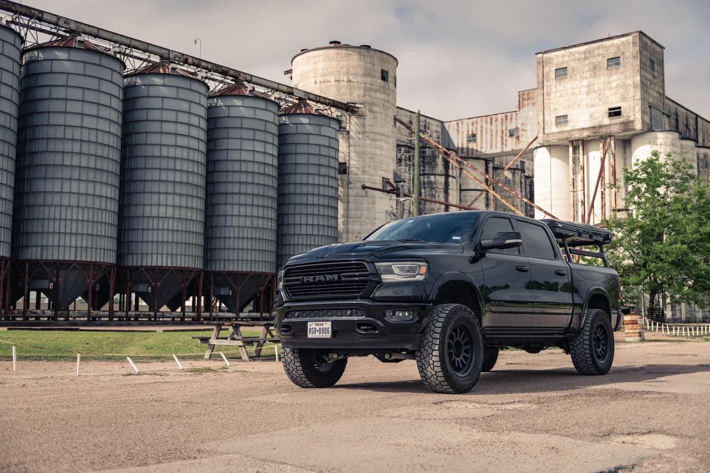 Trail Hunter R/T — Bloques de hombro cuadrados